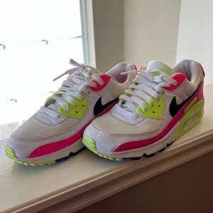 Women’s Air Max 90 in Pink Volt 💖